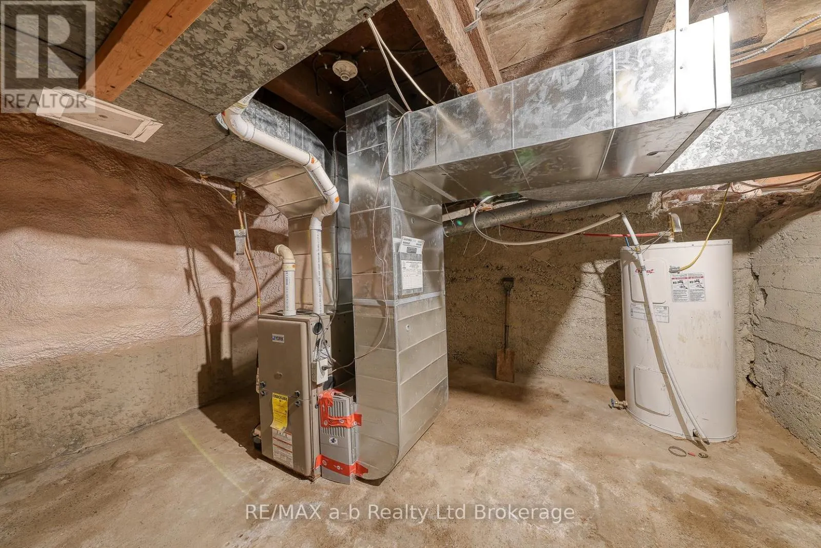 27 SOVEREIGN STREET W
