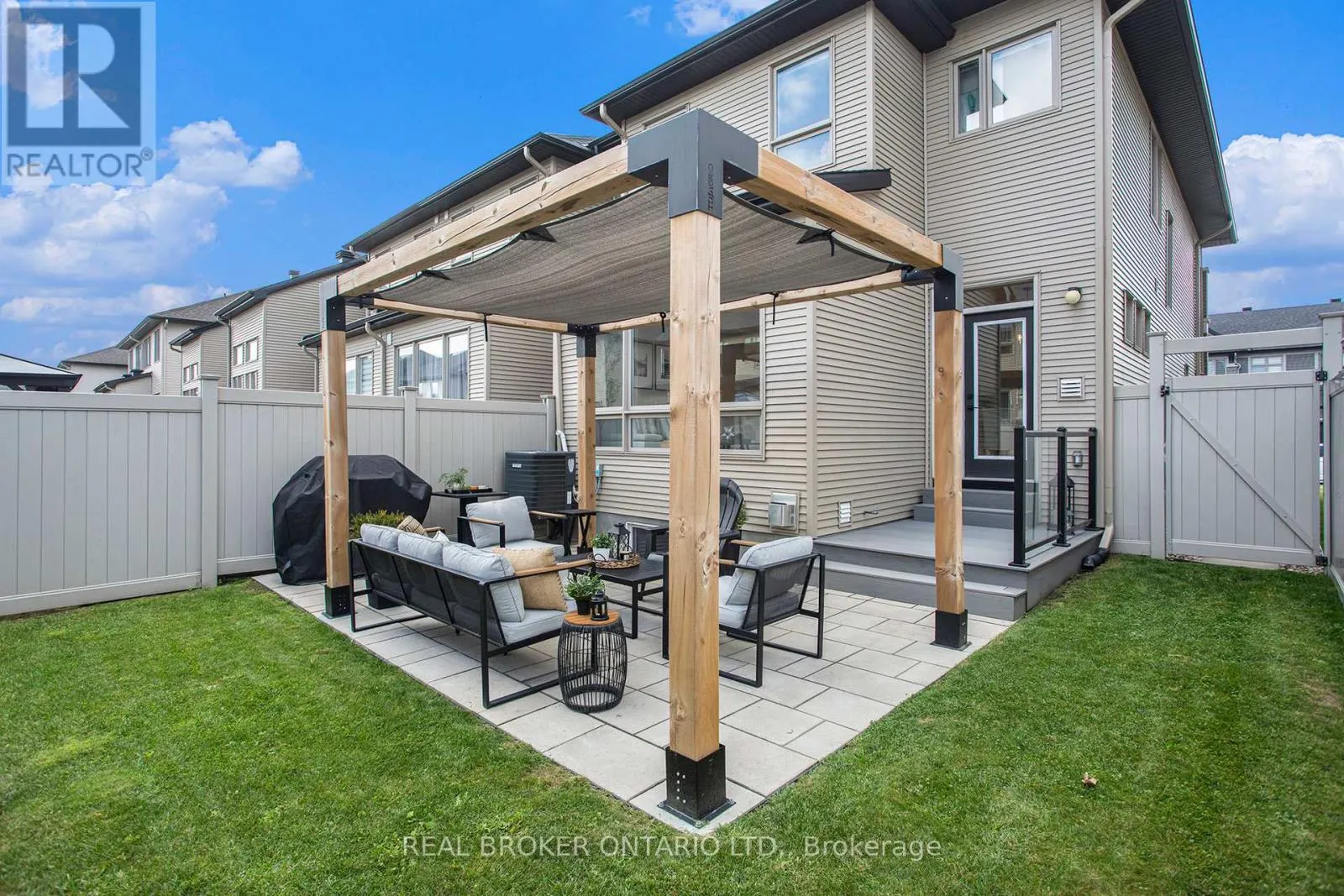 767 CAIRN CRESCENT