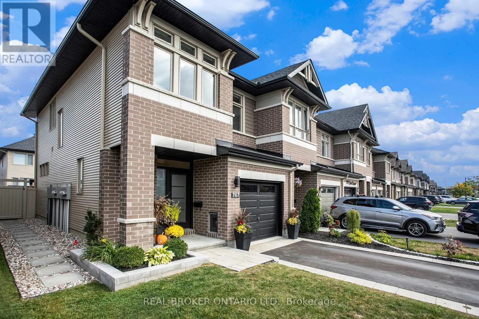 767 CAIRN CRESCENT