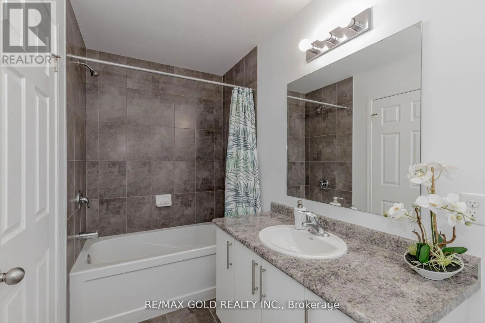 208 WOODMEADOW COURT