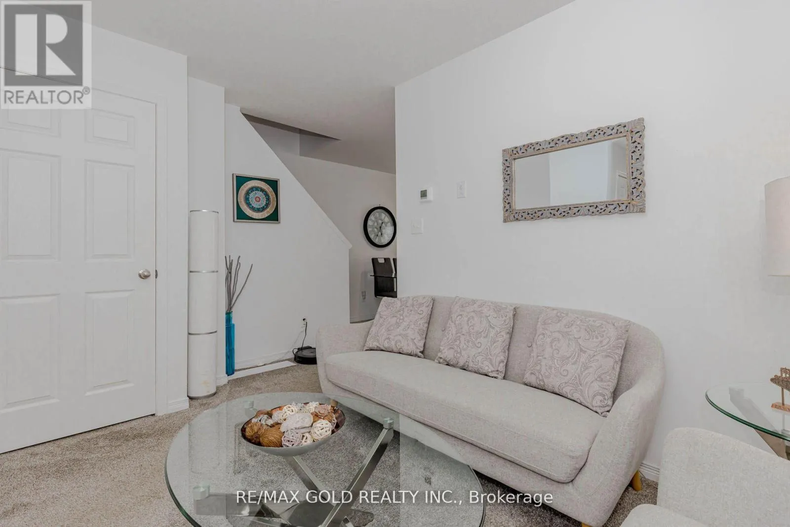 208 WOODMEADOW COURT