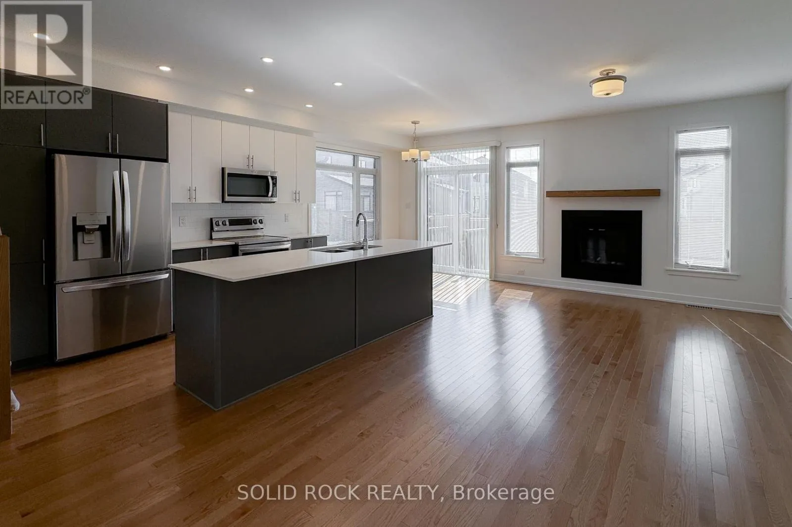 889 SOLARIUM AVENUE