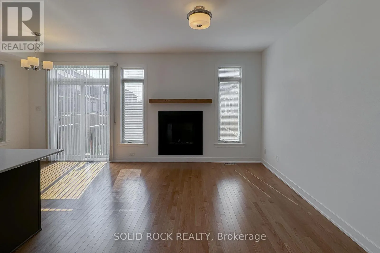 889 SOLARIUM AVENUE