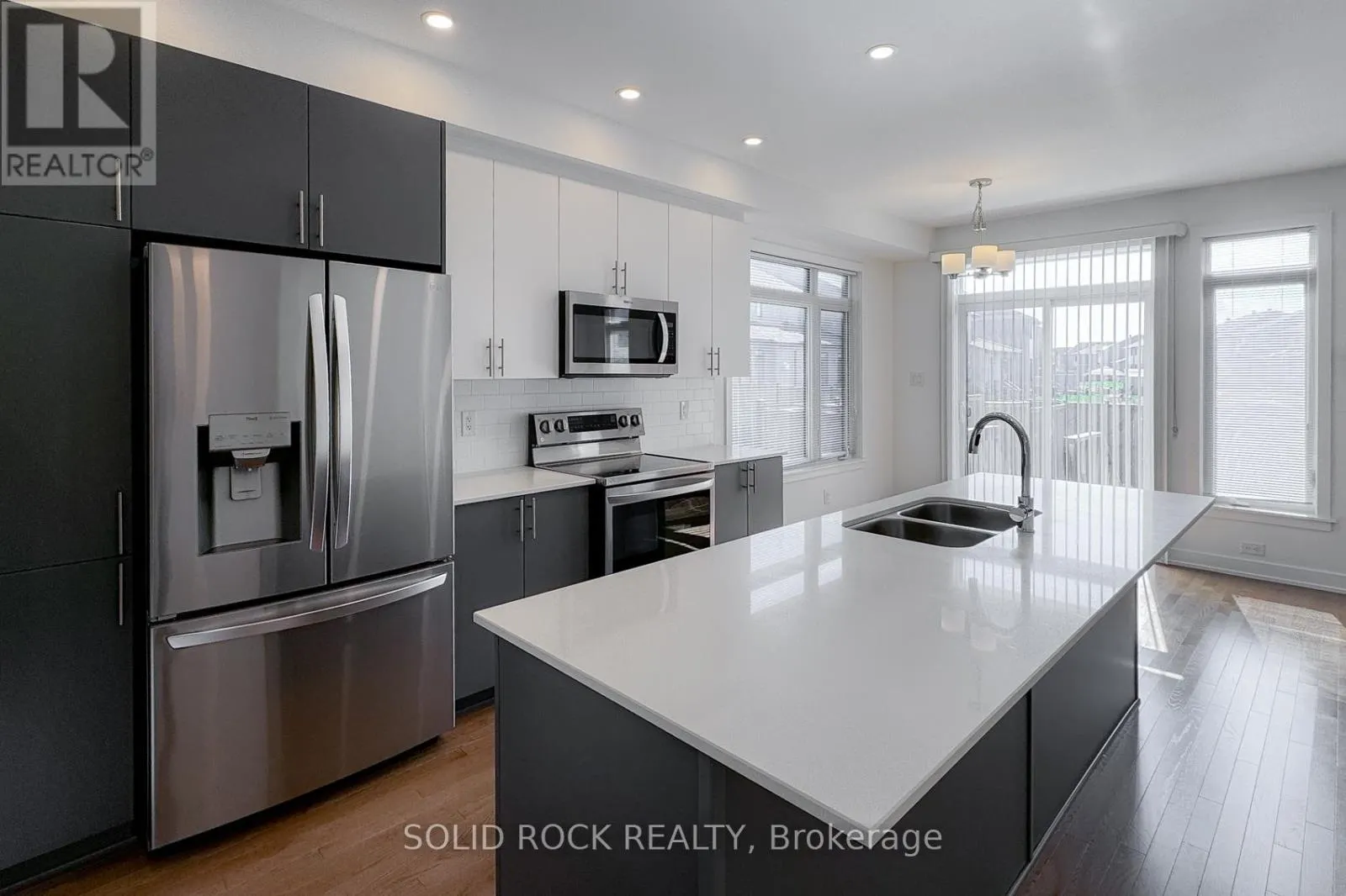 889 SOLARIUM AVENUE