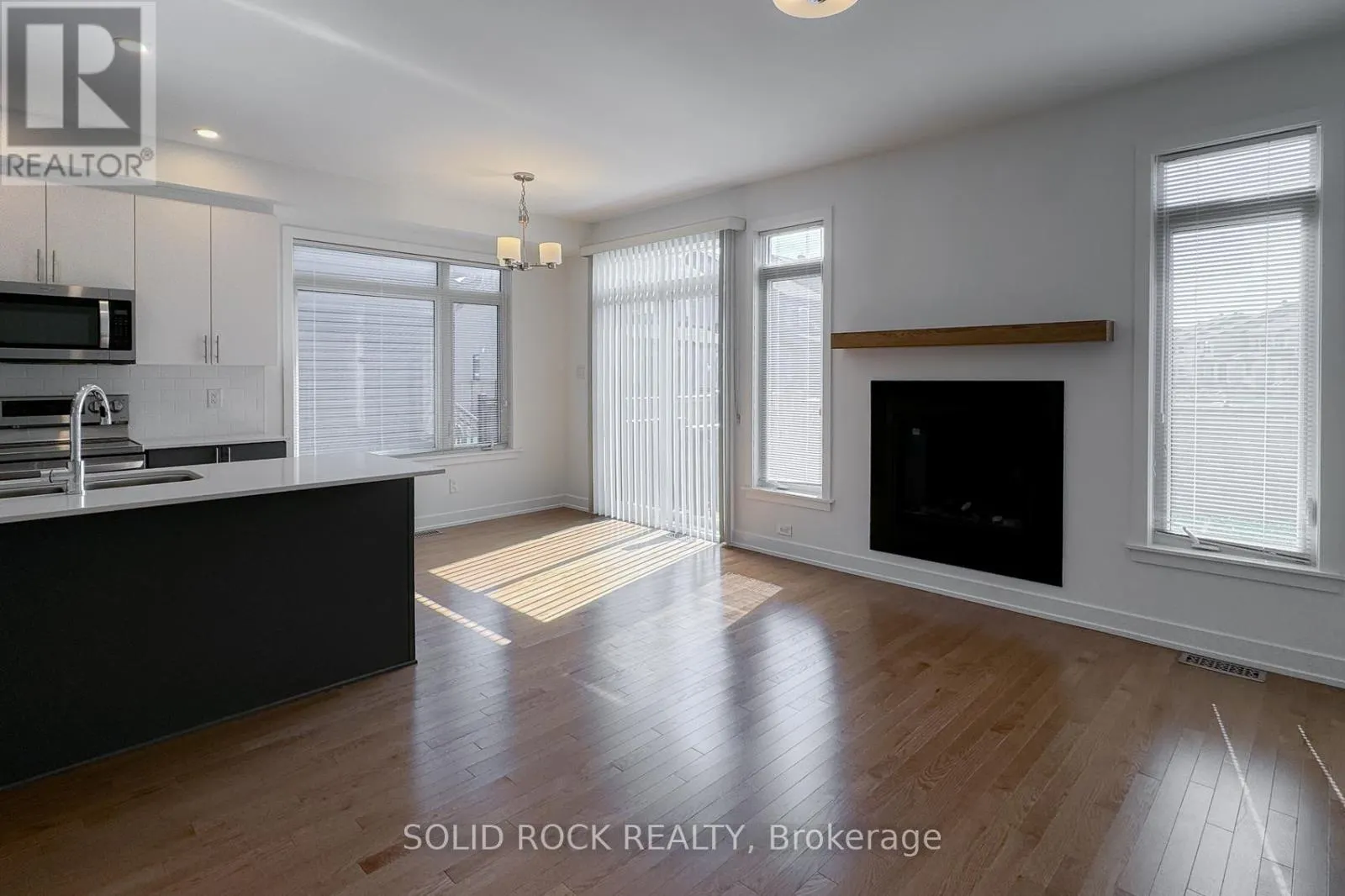 889 SOLARIUM AVENUE