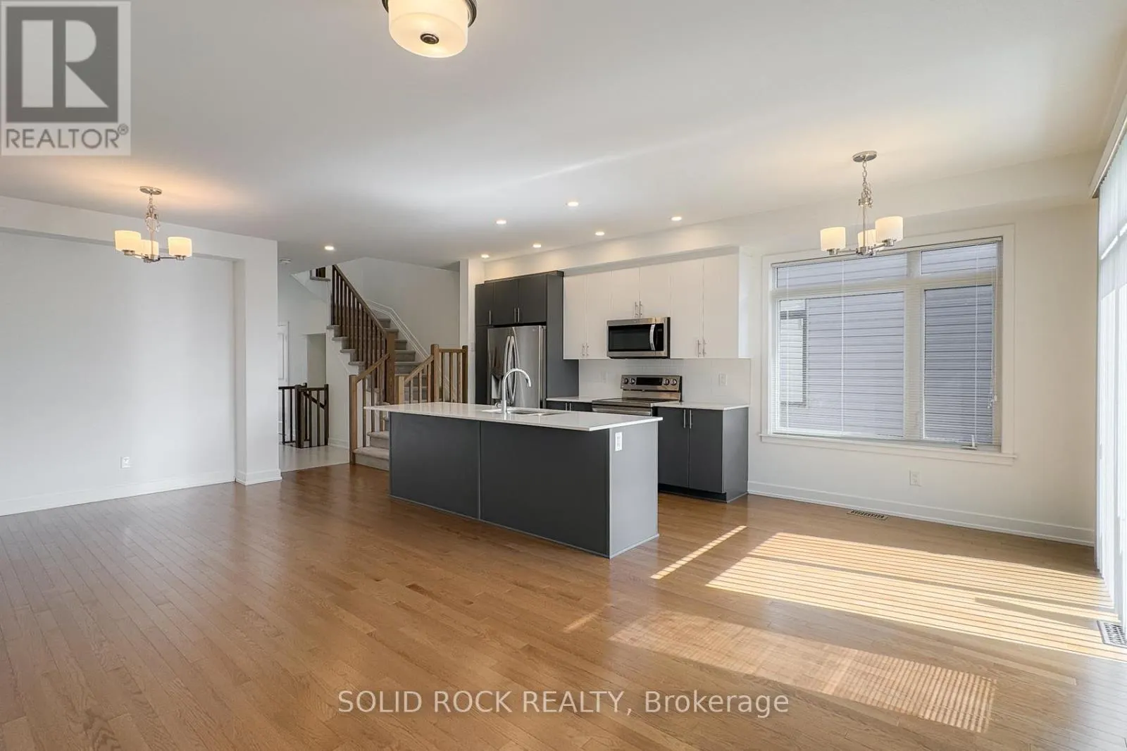889 SOLARIUM AVENUE