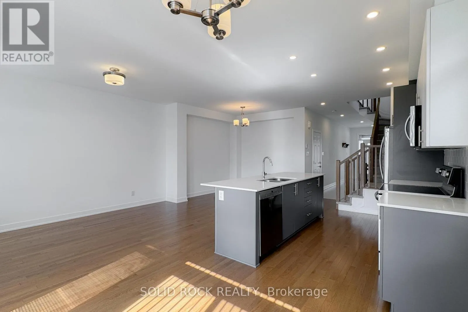 889 SOLARIUM AVENUE