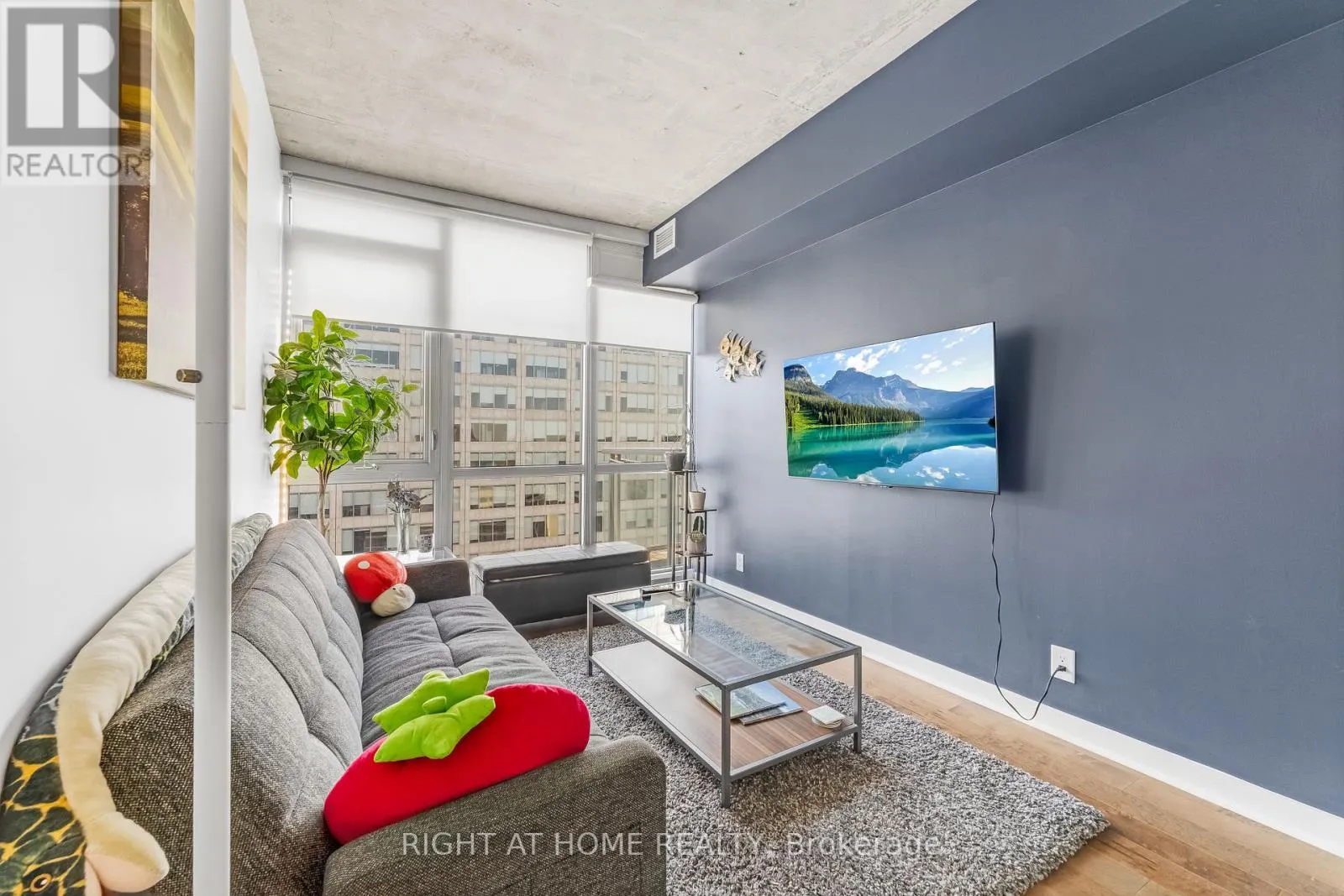 2010 - 324 LAURIER AVENUE W