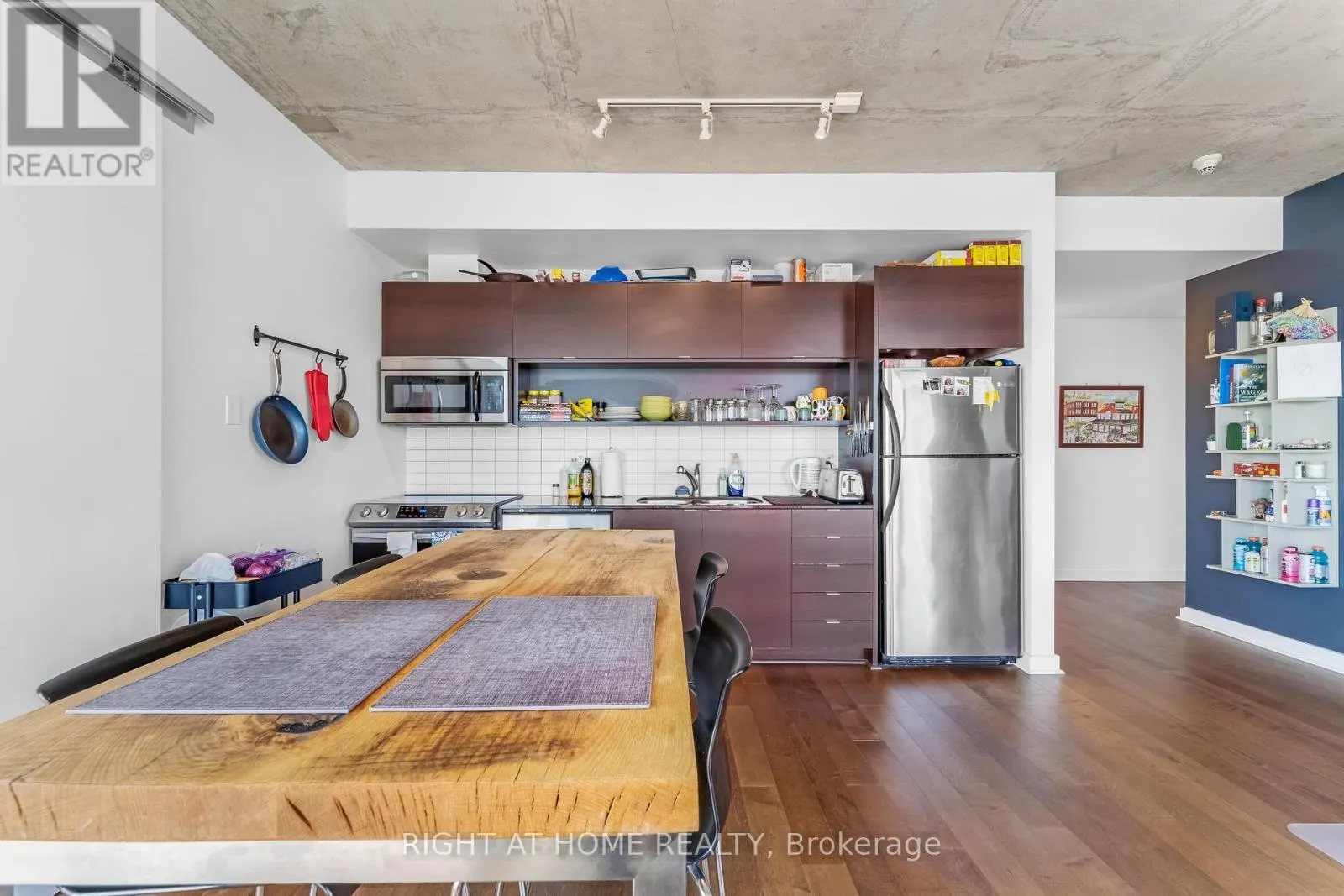 2010 - 324 LAURIER AVENUE W