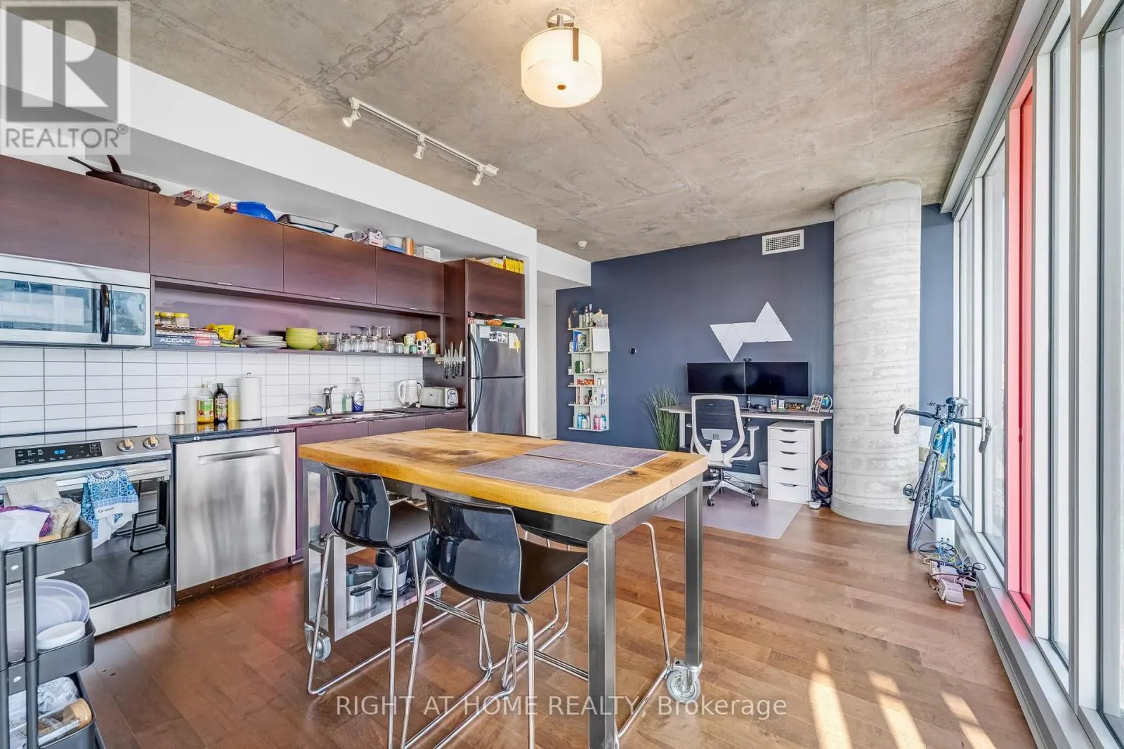 2010 - 324 LAURIER AVENUE W