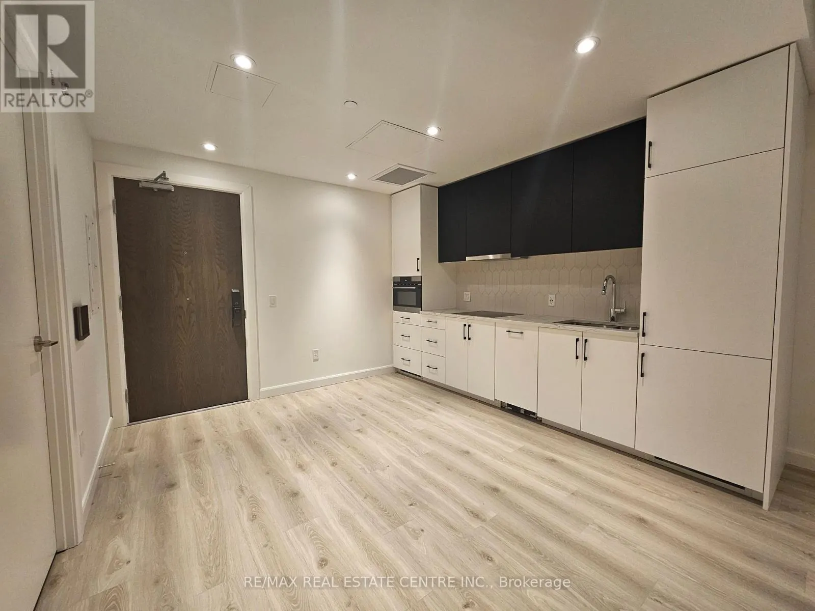 1705 - 741 KING STREET W