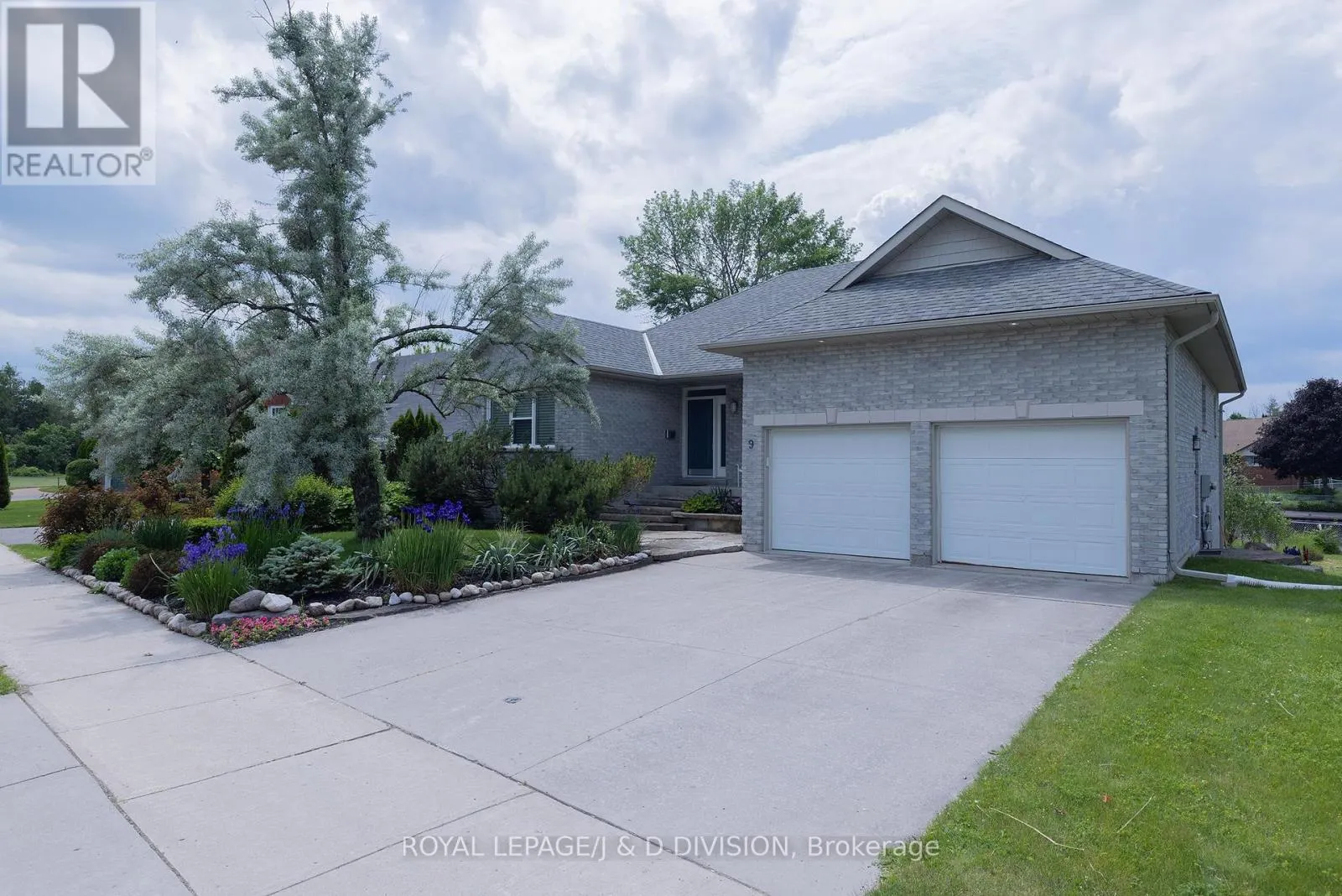 9 VICTORIA AVENUE