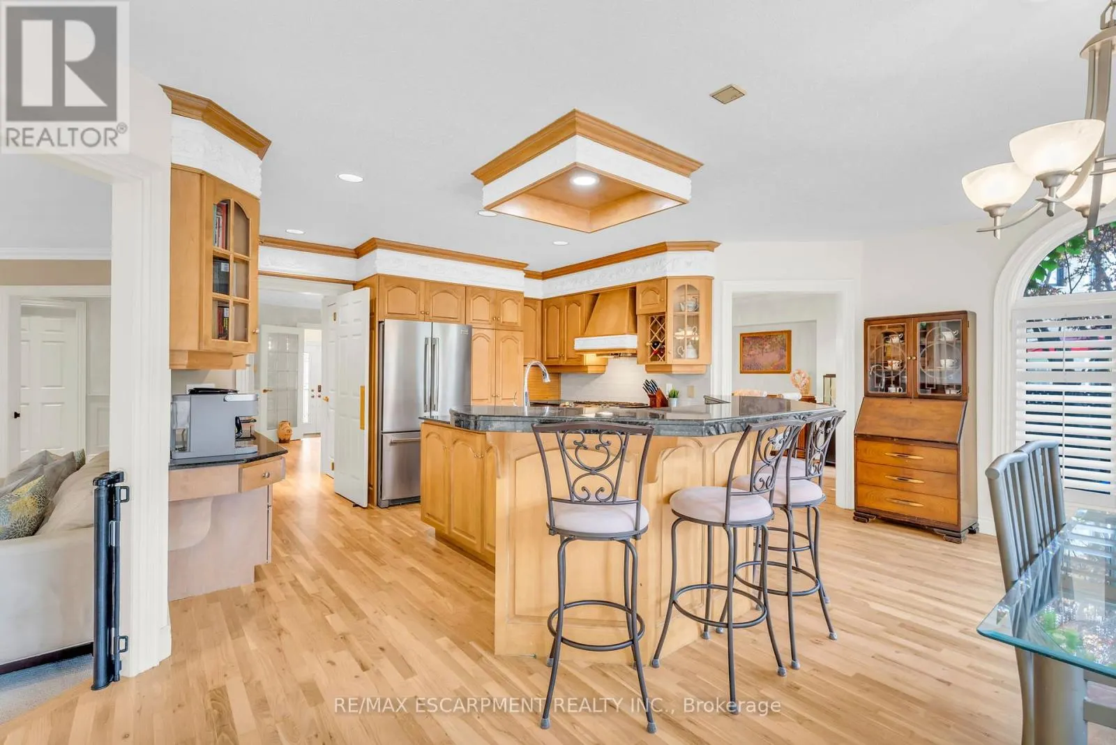 484 BUSH DRIVE