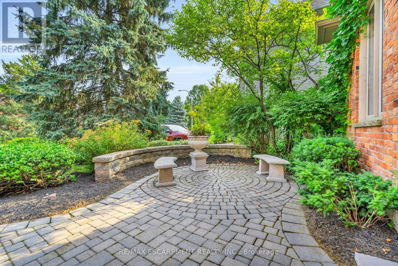 484 BUSH DRIVE