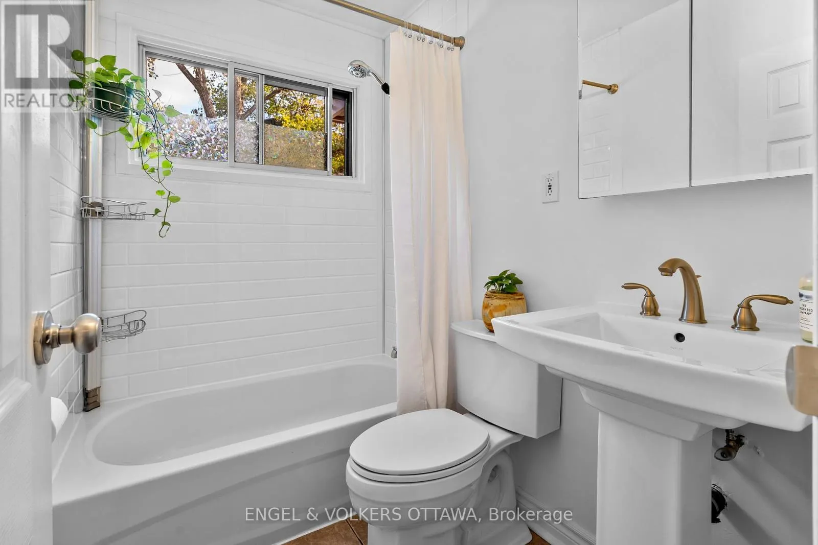 11 - 270 BEECHWOOD AVENUE