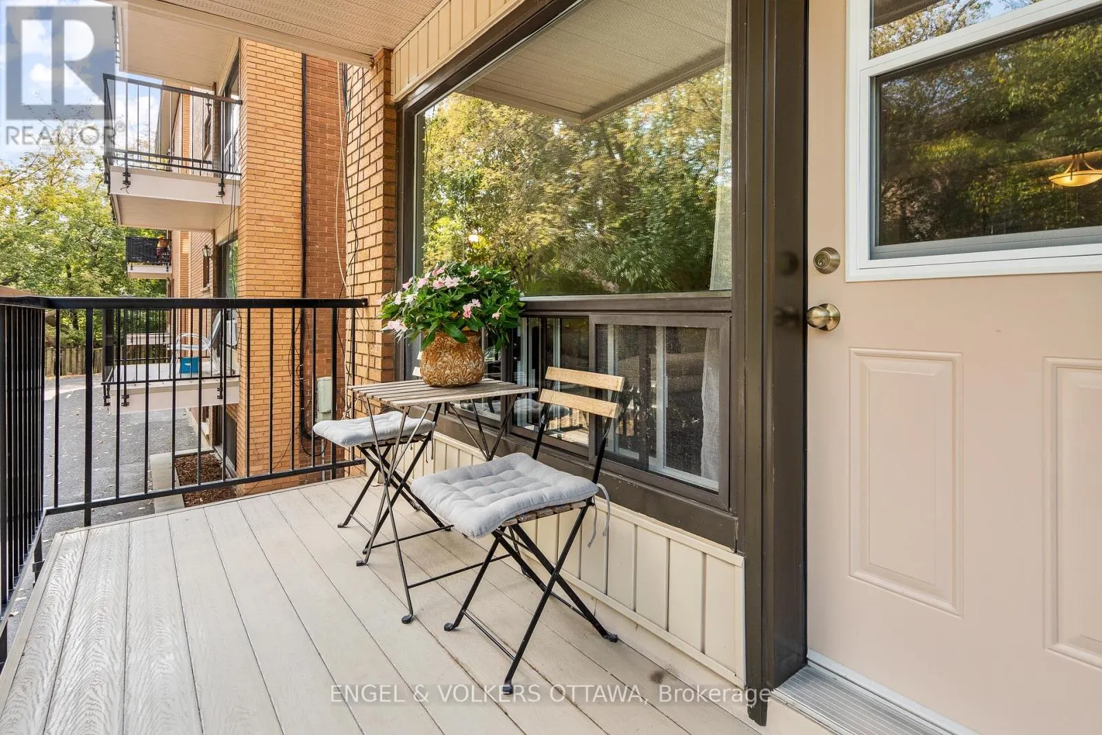 11 - 270 BEECHWOOD AVENUE