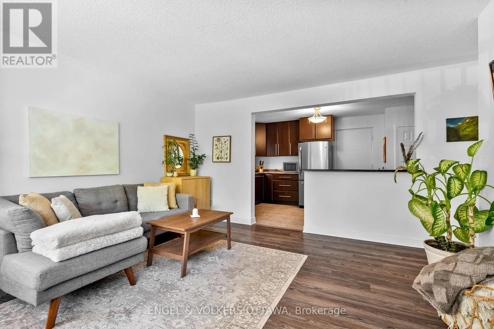 11 - 270 BEECHWOOD AVENUE