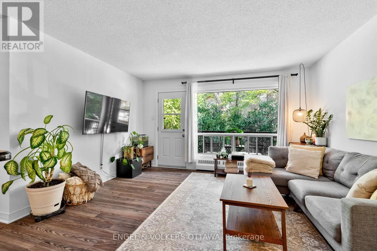 11 - 270 BEECHWOOD AVENUE