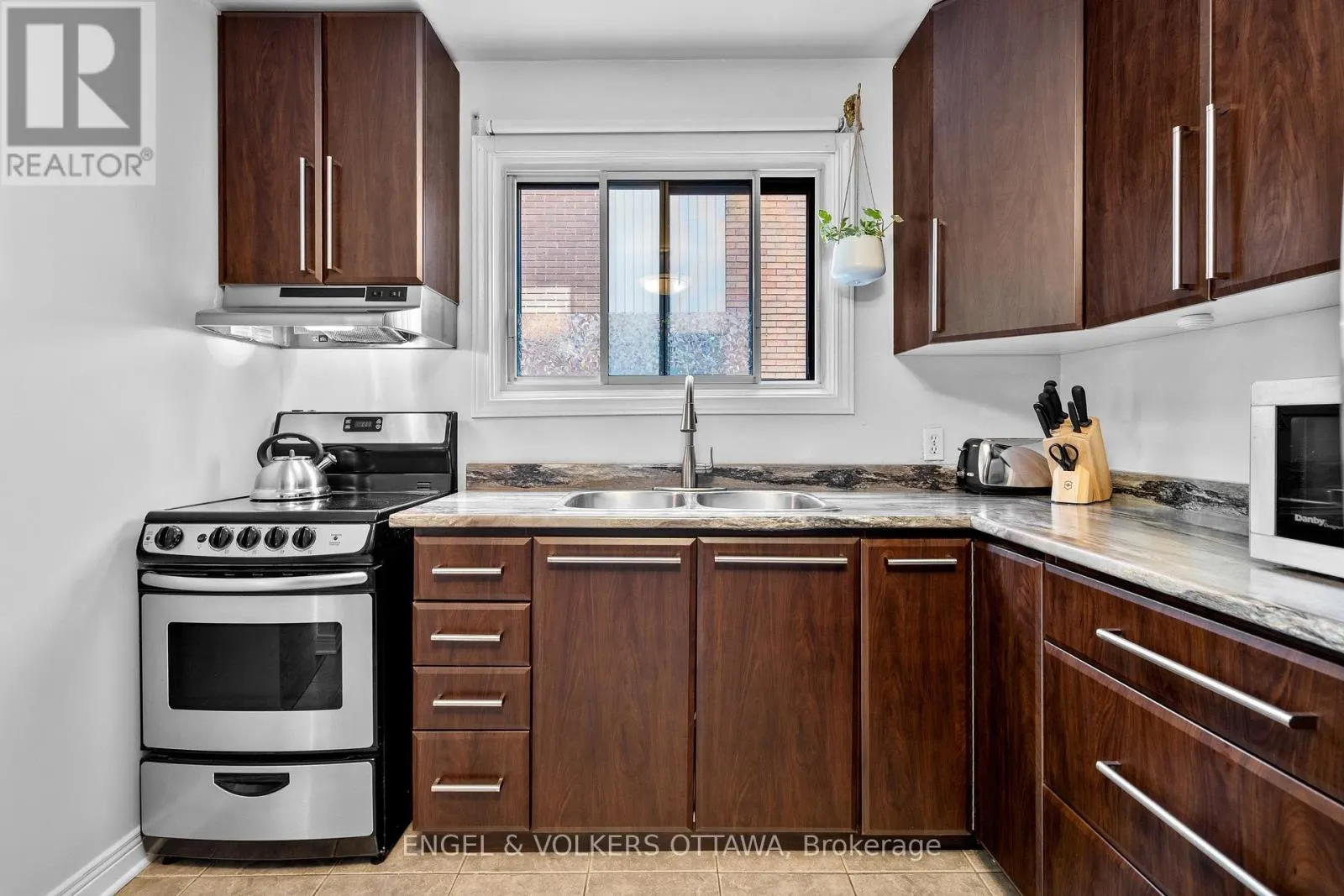 11 - 270 BEECHWOOD AVENUE