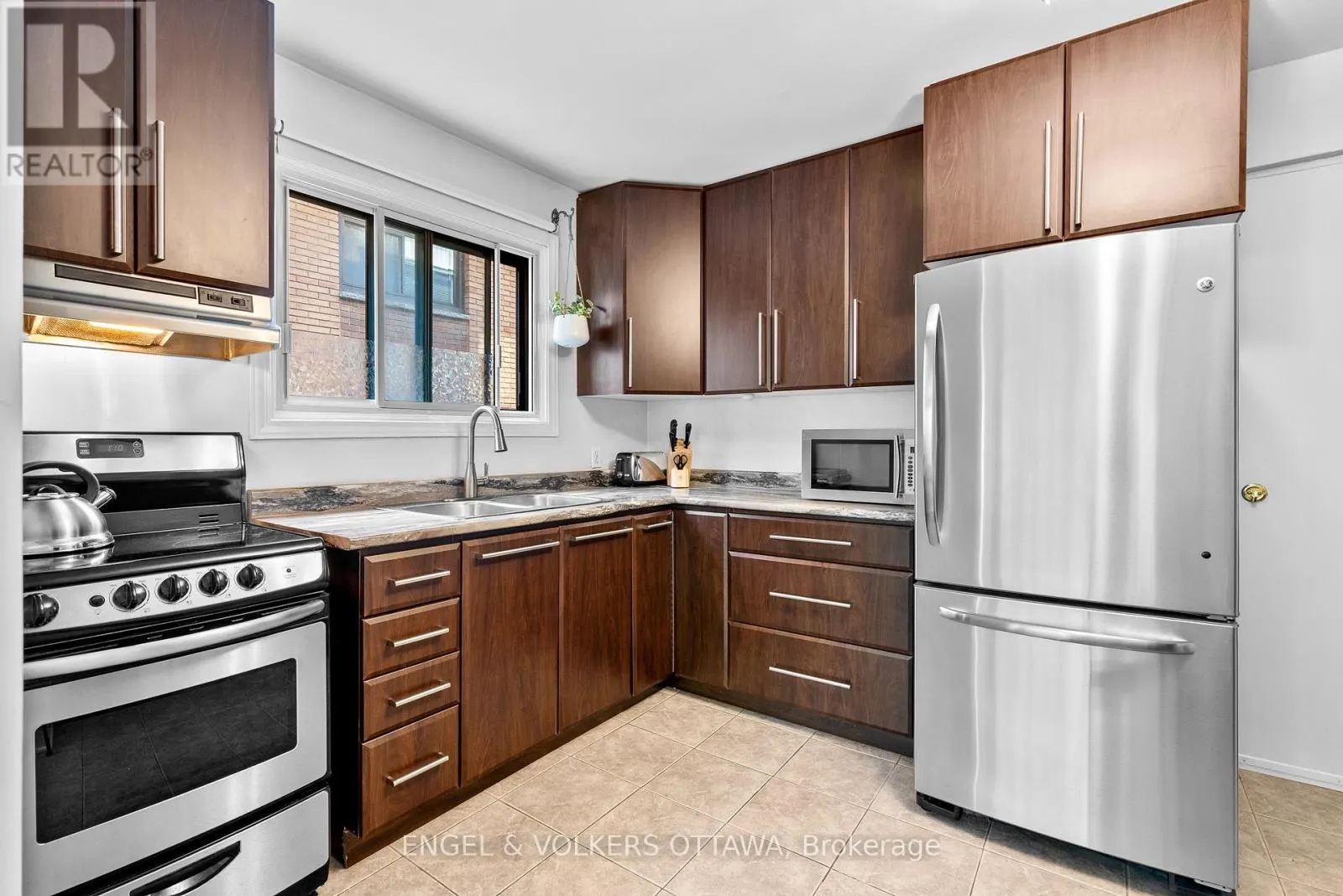 11 - 270 BEECHWOOD AVENUE