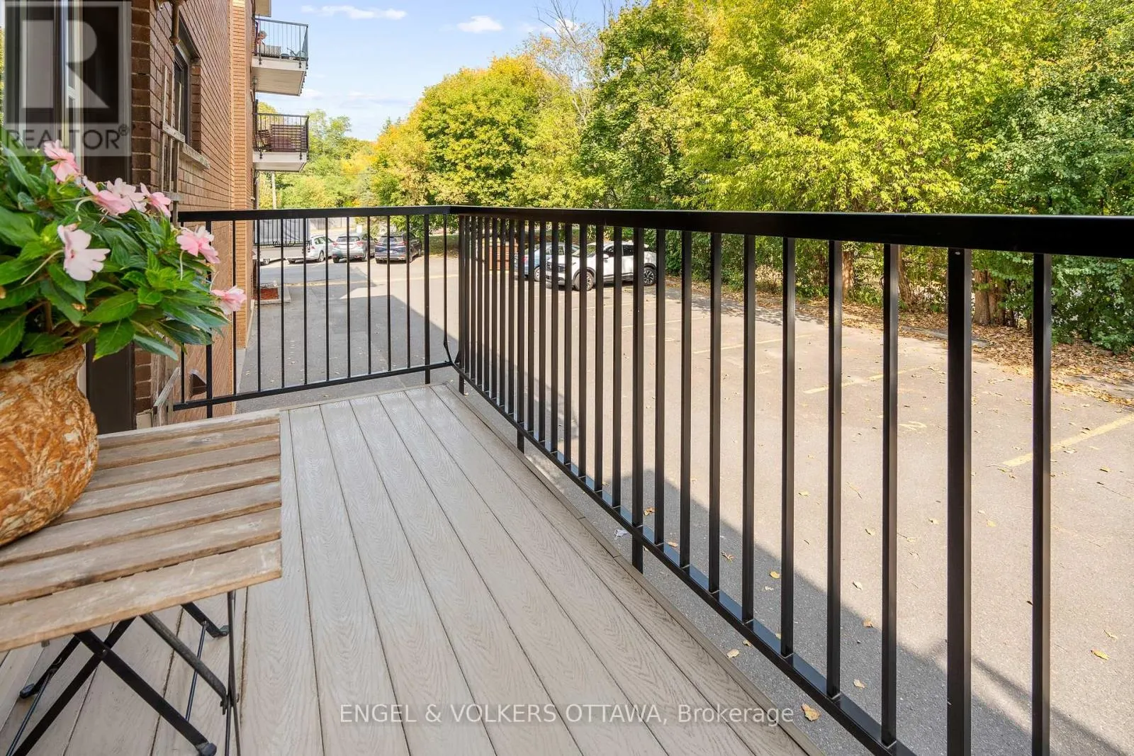 11 - 270 BEECHWOOD AVENUE