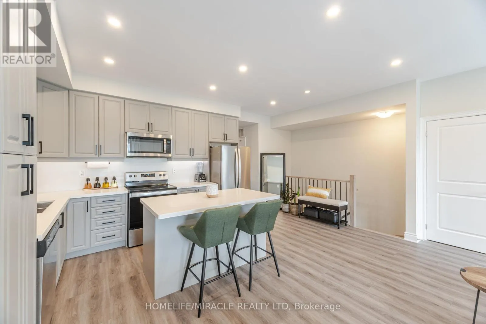305 - 721 FRANKLIN BOULEVARD
