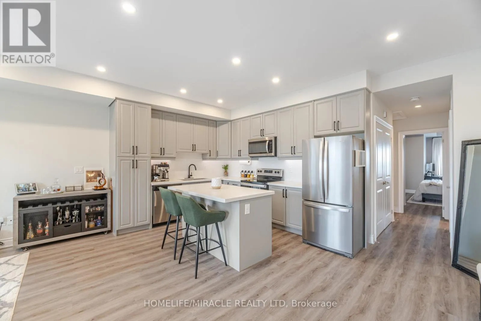 305 - 721 FRANKLIN BOULEVARD