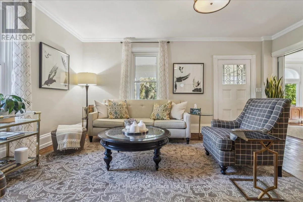 585 DUNDAS STREET E