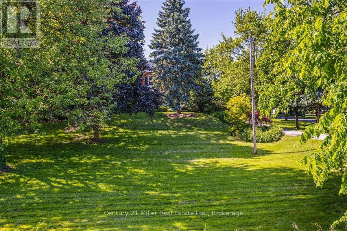 585 DUNDAS STREET E
