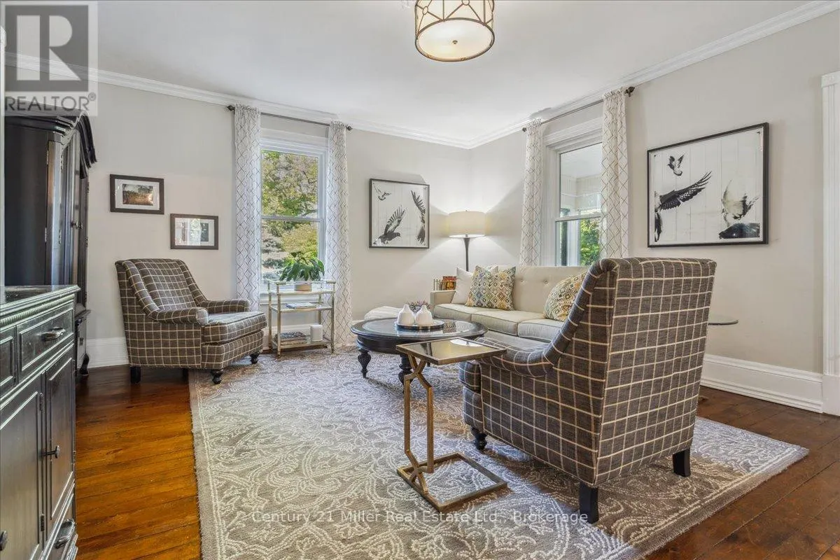 585 DUNDAS STREET E