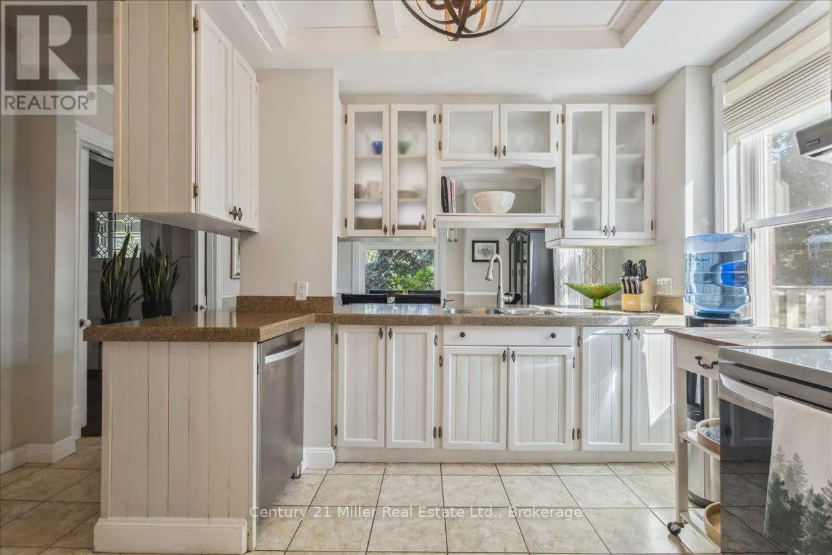 585 DUNDAS STREET E