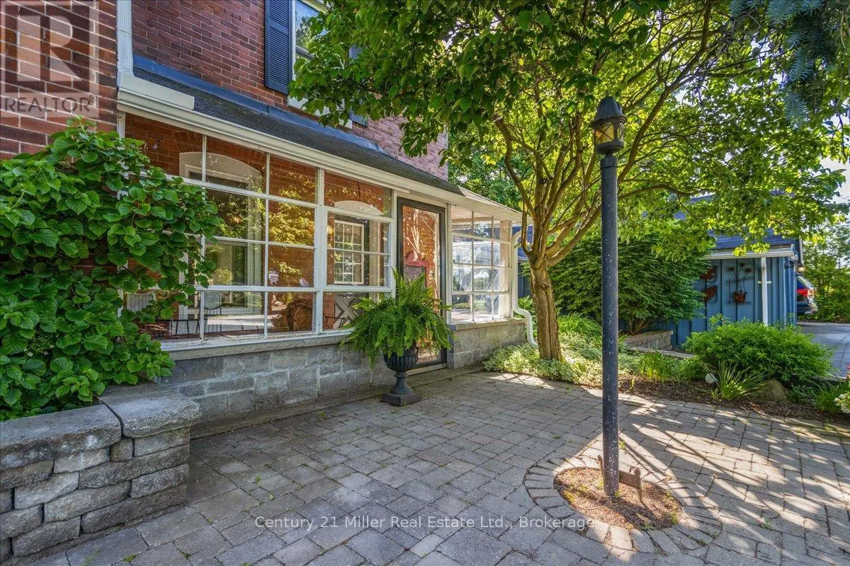 585 DUNDAS STREET E