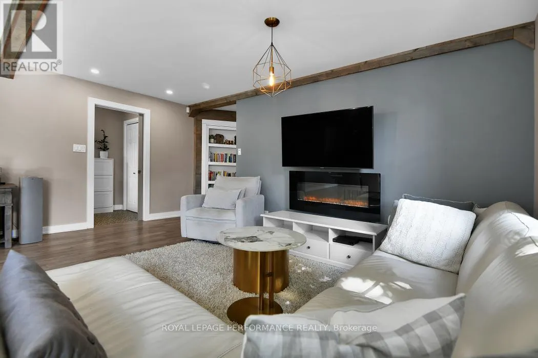 5583 MANOTICK MAIN STREET