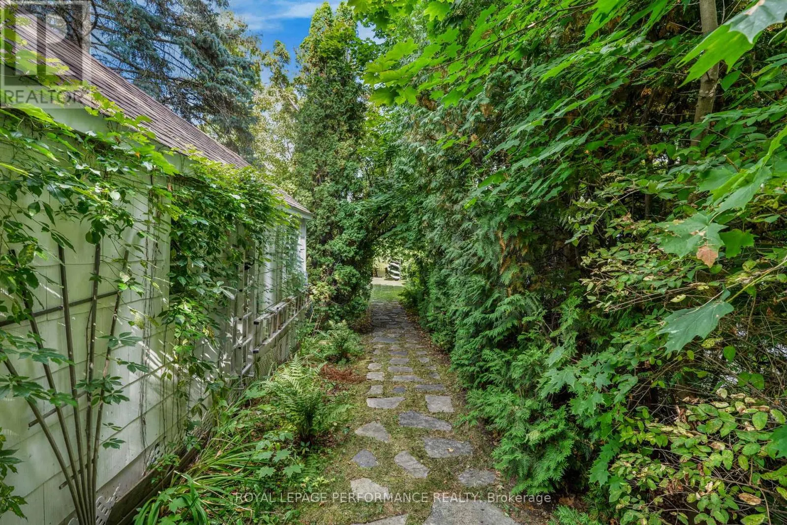 5583 MANOTICK MAIN STREET