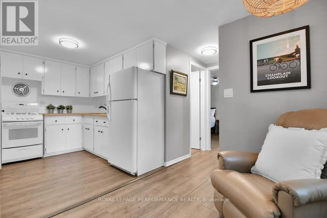 5583 MANOTICK MAIN STREET