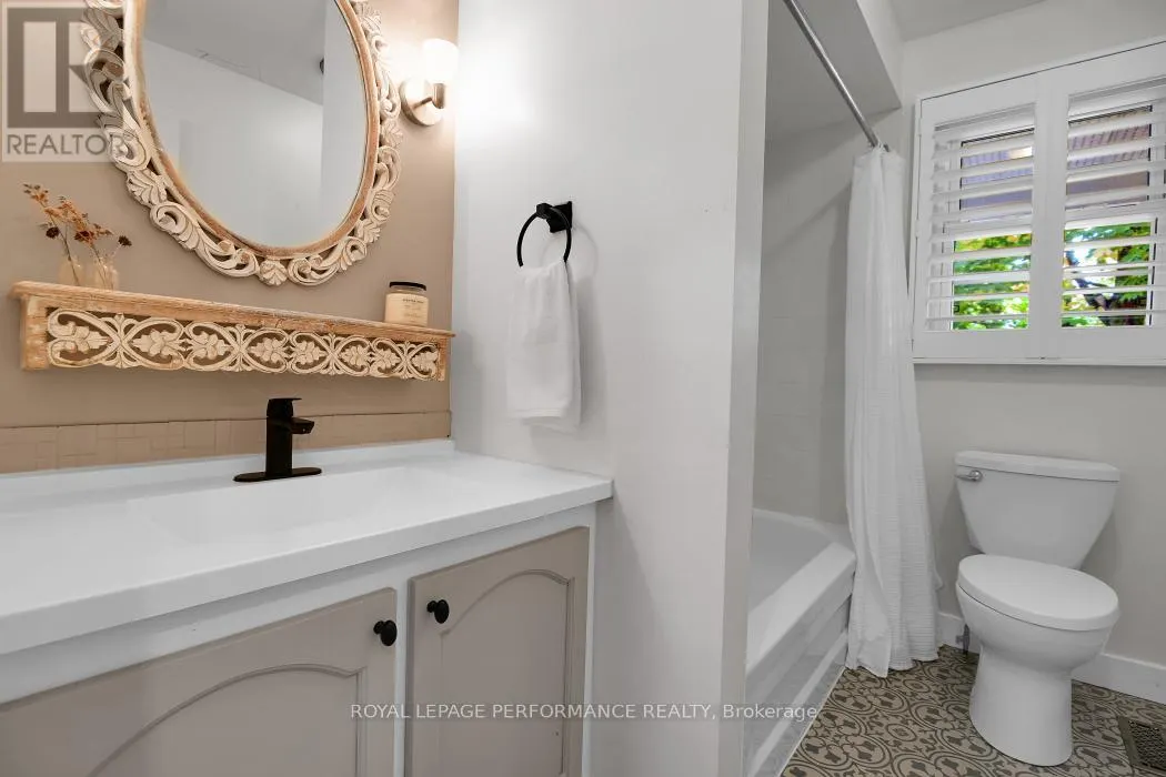 5583 MANOTICK MAIN STREET