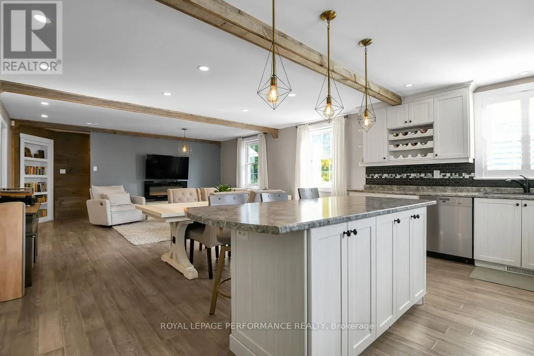 5583 MANOTICK MAIN STREET