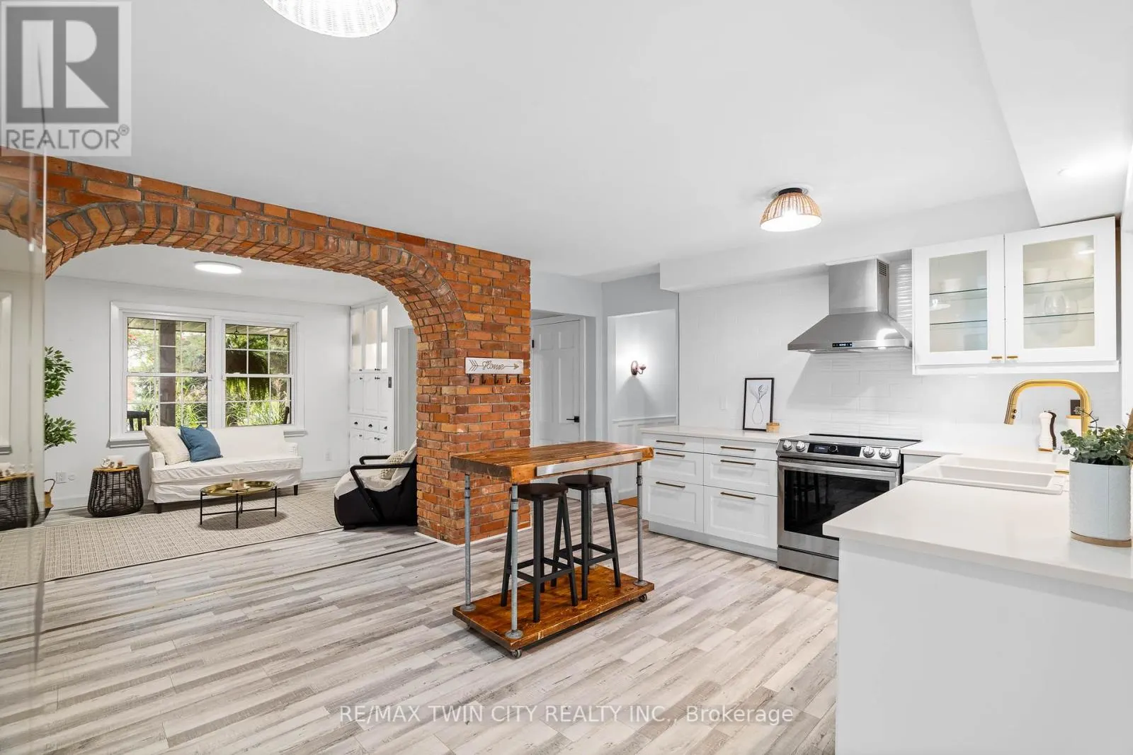 296 EDGEHILL DRIVE