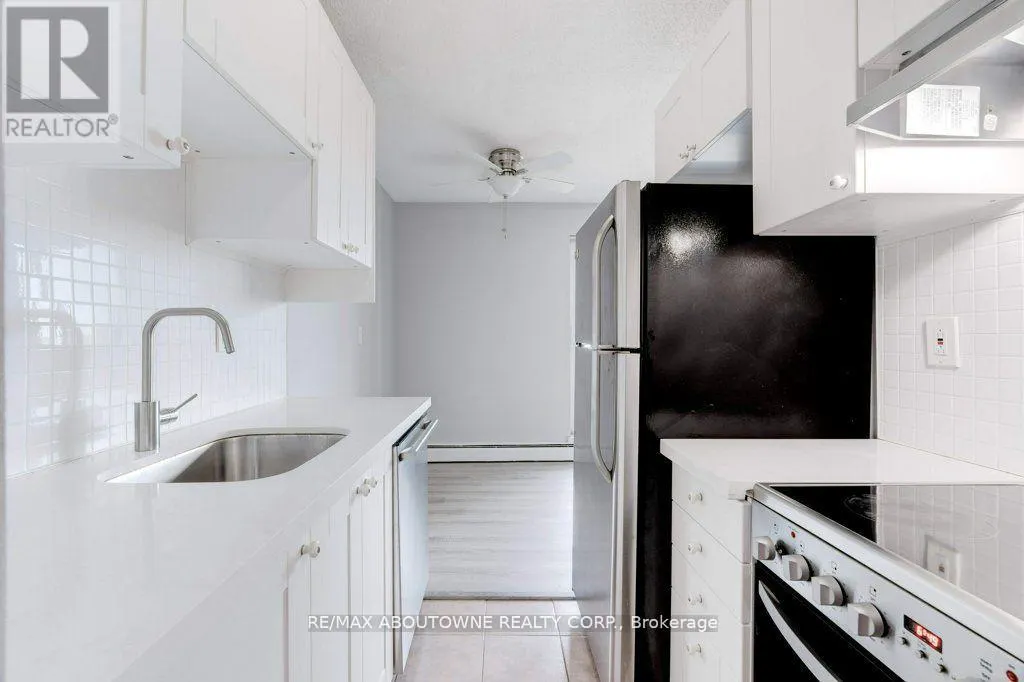 903 - 81 CHARLTON AVENUE E