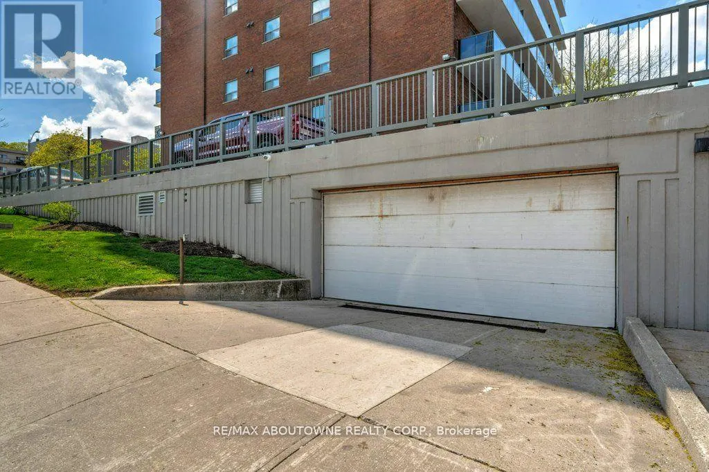 903 - 81 CHARLTON AVENUE E