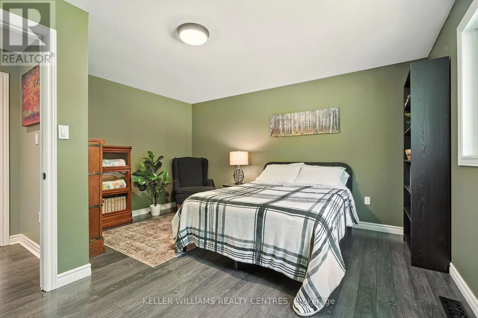 96 LINDGREN ROAD E