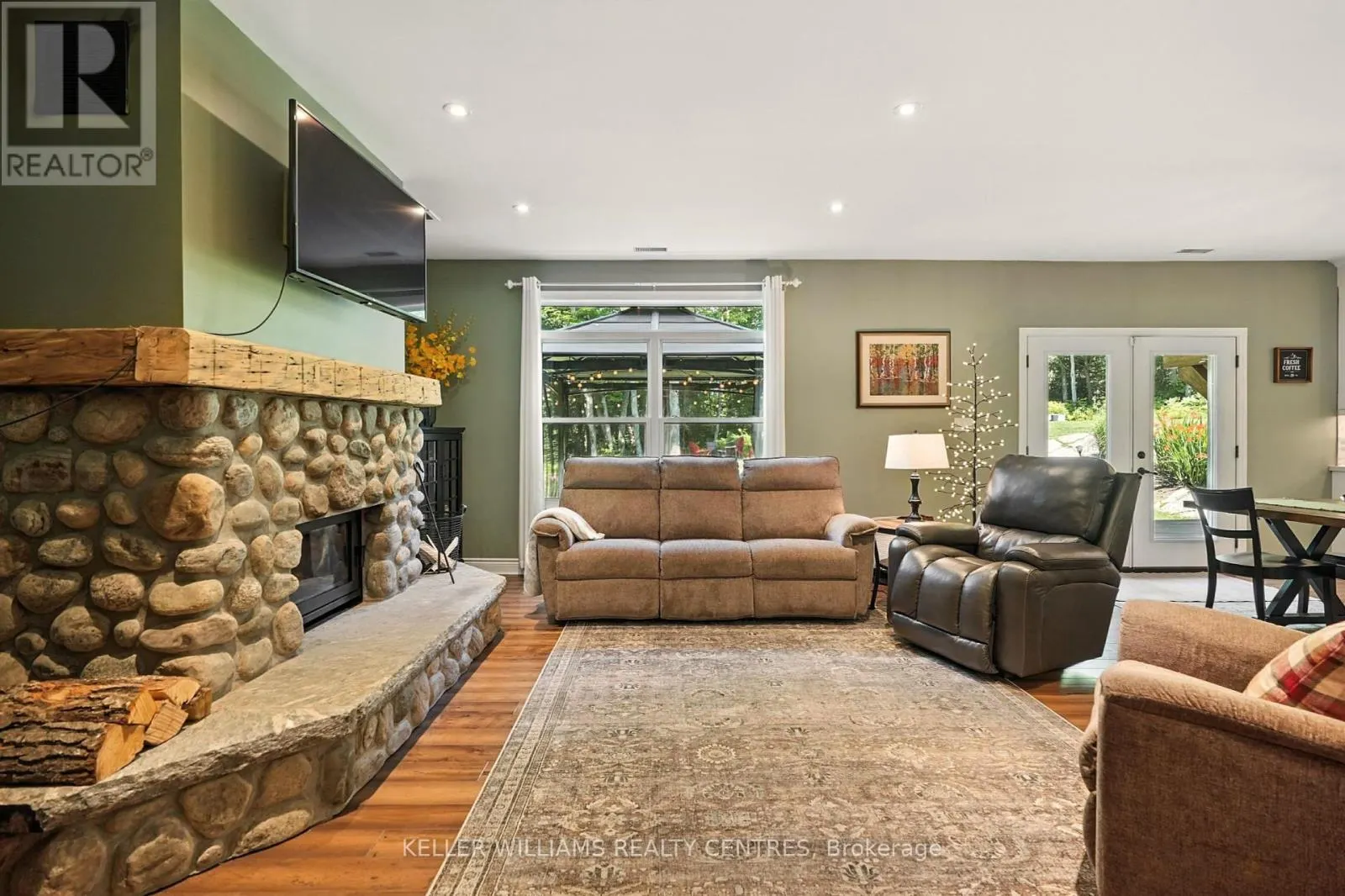 96 LINDGREN ROAD E