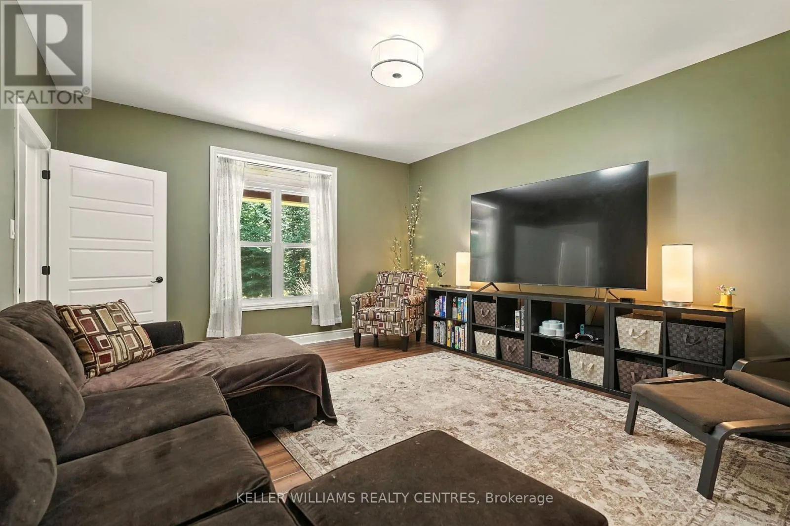 96 LINDGREN ROAD E