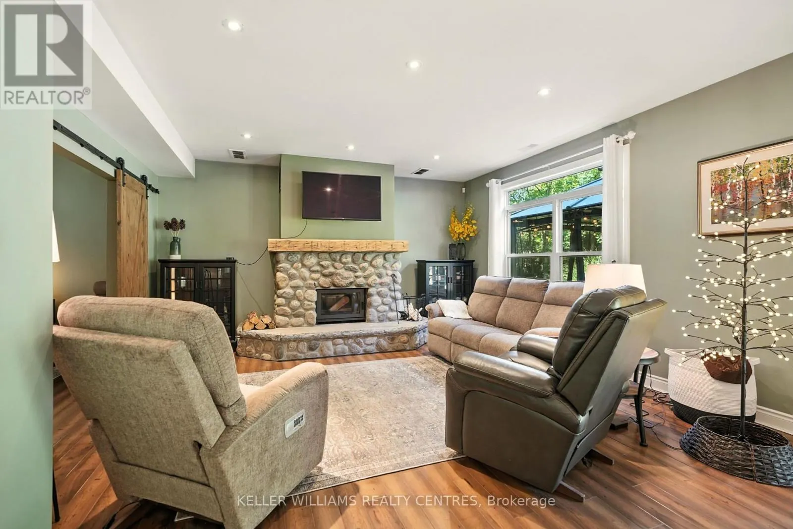 96 LINDGREN ROAD E