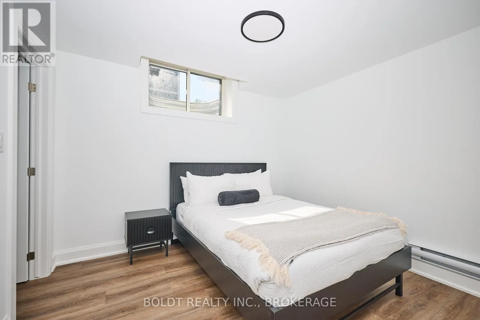 552 MISSISSAUGA AVENUE