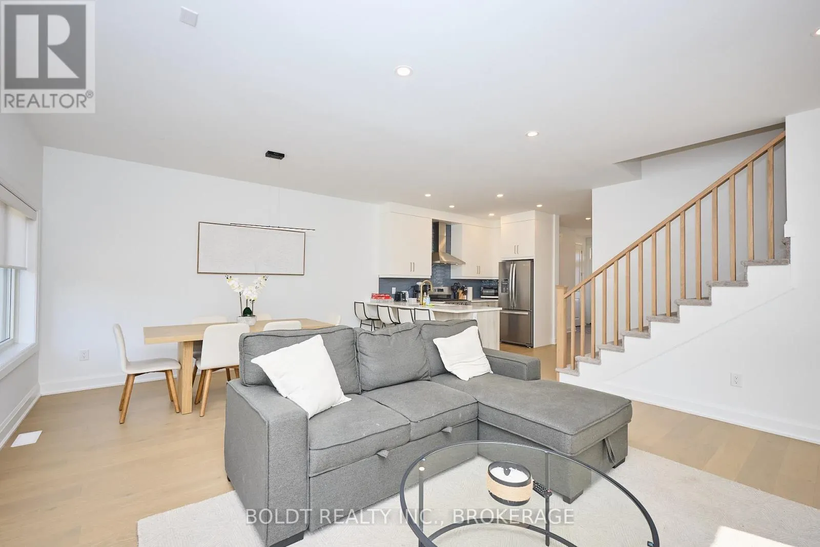 552 MISSISSAUGA AVENUE