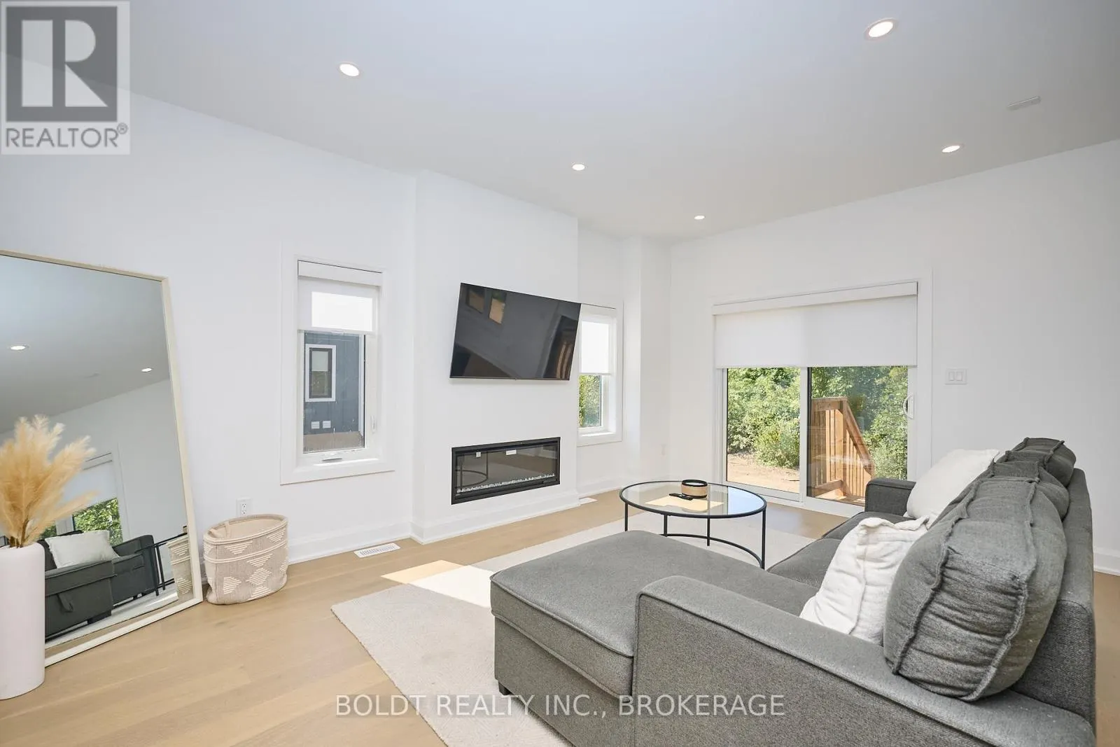 552 MISSISSAUGA AVENUE