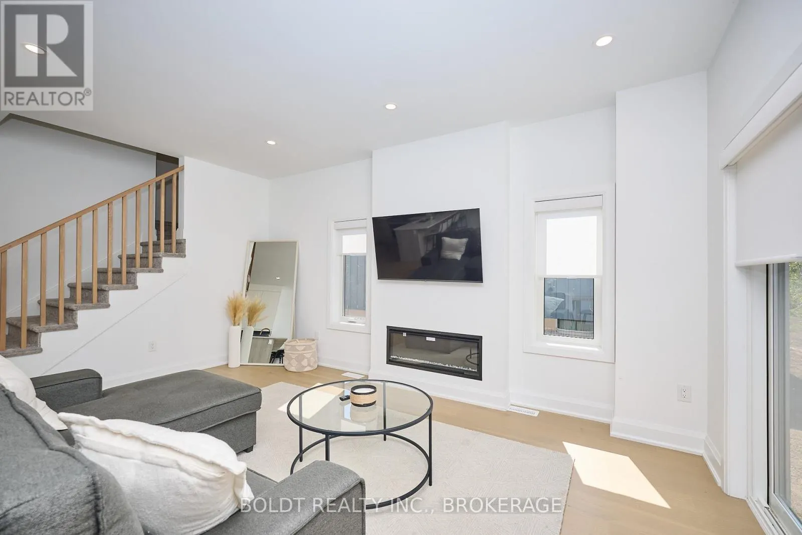 552 MISSISSAUGA AVENUE