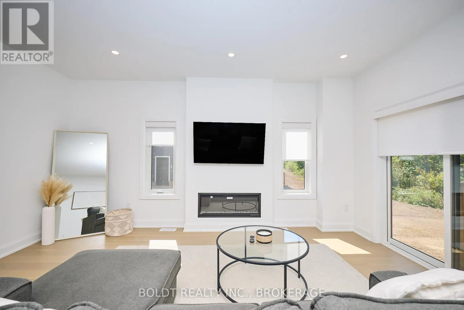 552 MISSISSAUGA AVENUE