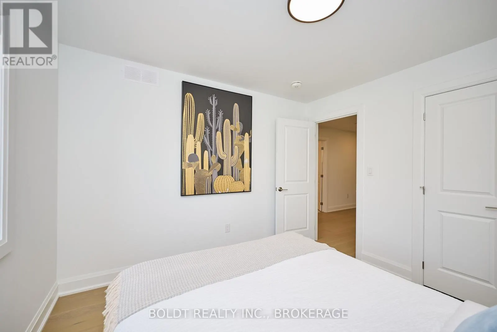 552 MISSISSAUGA AVENUE